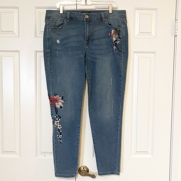 Lane Bryan Venezia Embroidered High Rise Medium Wash Blue Jeans. Size 18 - Picture 3 of 14